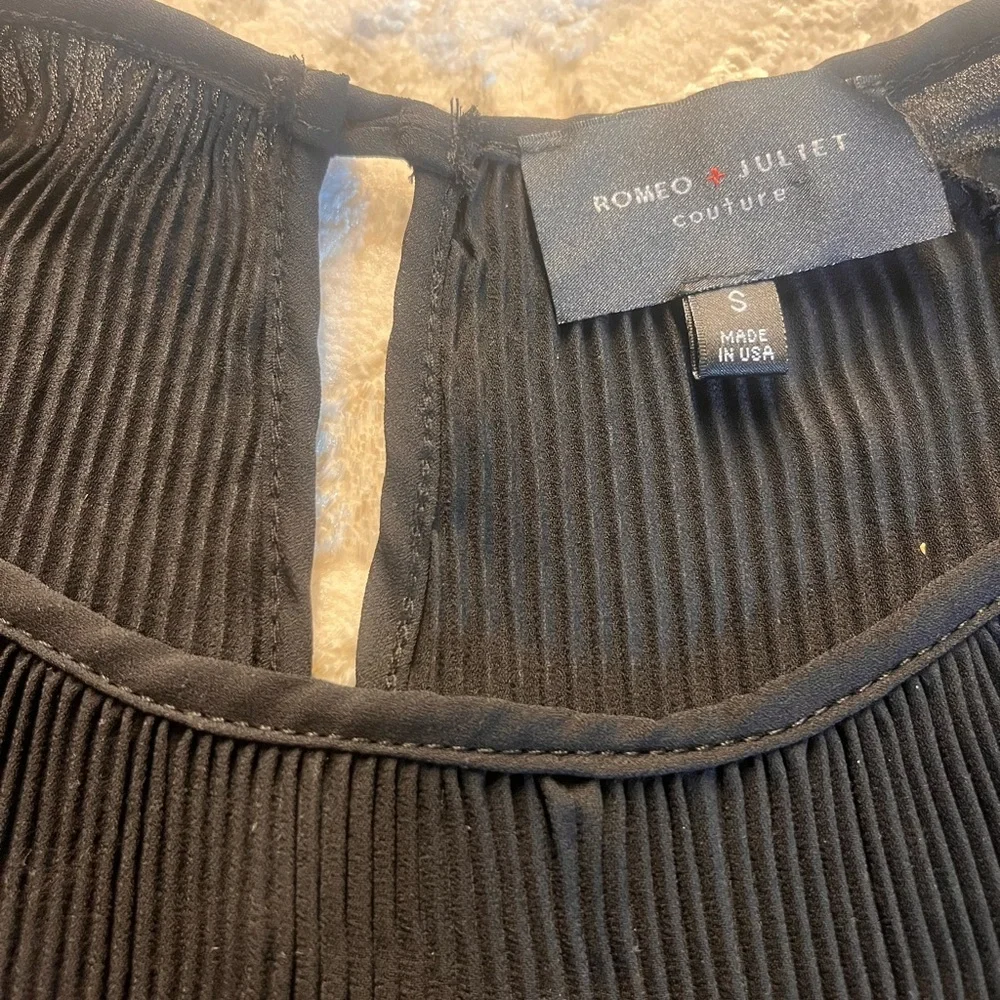 Romeo & Juliet Couture Black Pleated Blouse - Picture 3 of 3
